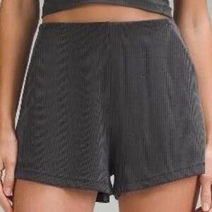 lululemon athletica Charcoal Ribbed Athletic Shorts cheeky 4 pockets elastic